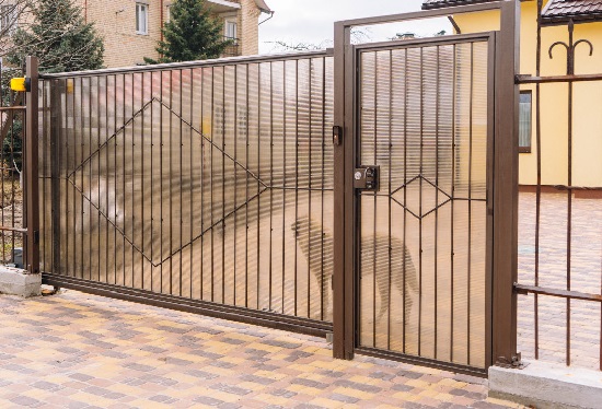 Купить ворота из профлиста с элементами ковки, с металлическими столбами в рамке или под дерево в Одинцово от 153210 руб